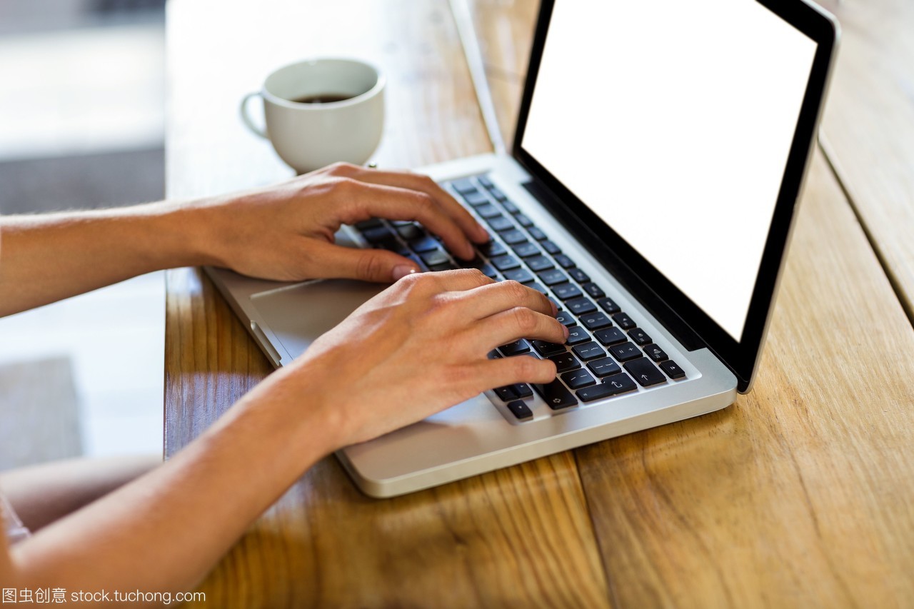 數字時代的女性力量 筆記本電腦前的職場女性